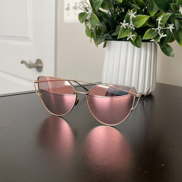 Sunglasses - Picture 2 of 7